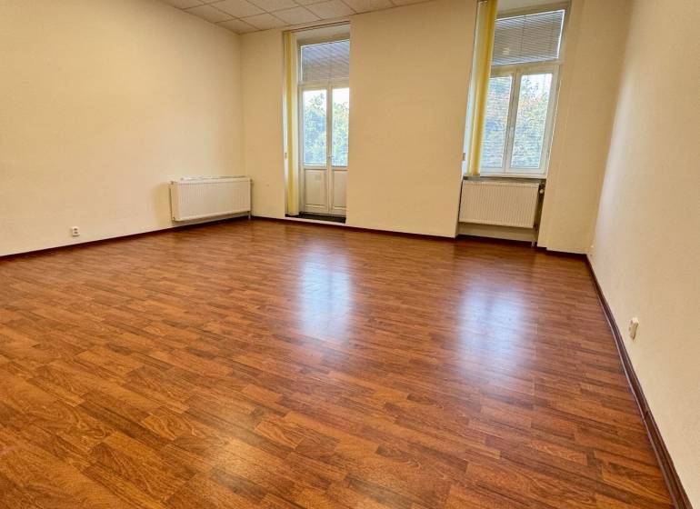 Büros mit Holzboden, heller Innenraum mit großen Fenstern.
