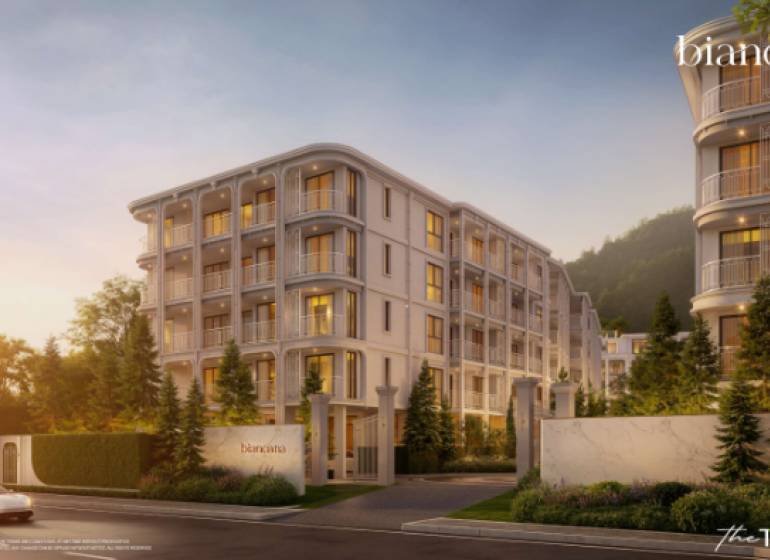 Wohnungsbau in Phuket, ein elegantes Gebäude umgeben von Grün bei Sonnenuntergang.