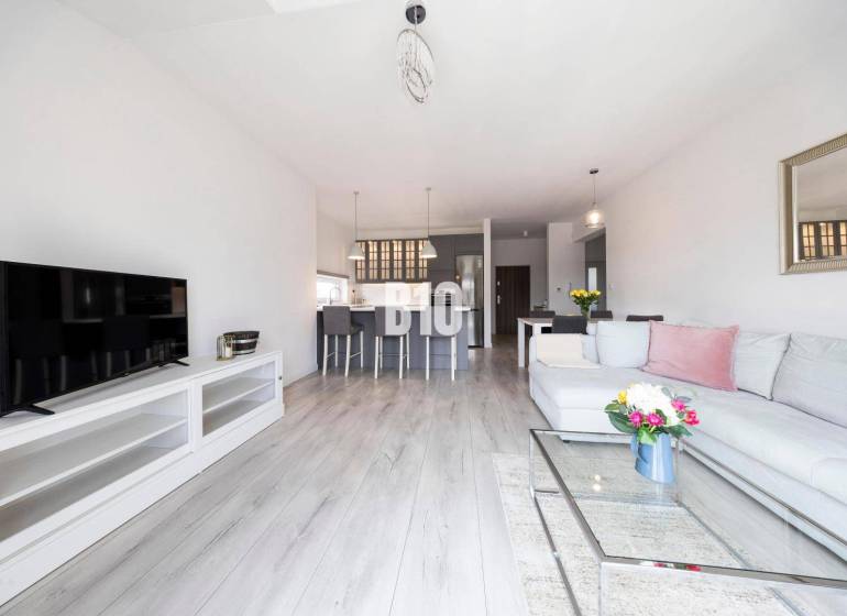 Helles Wohnzimmer in einer 3-Zimmer-Wohnung mit Holzboden und modernen Möbeln.