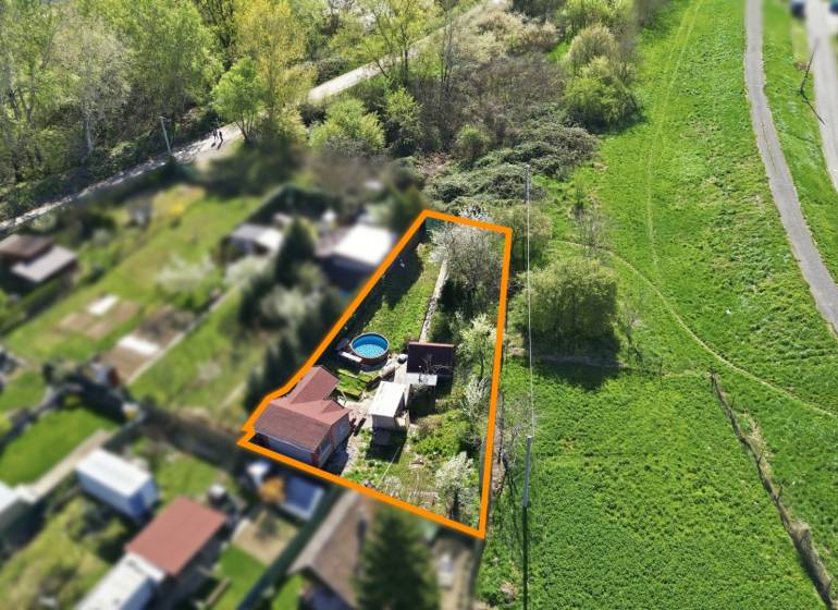 Luftaufnahme eines Gartens in Kráľová nad Váhom mit einem Pool und umliegender Vegetation.