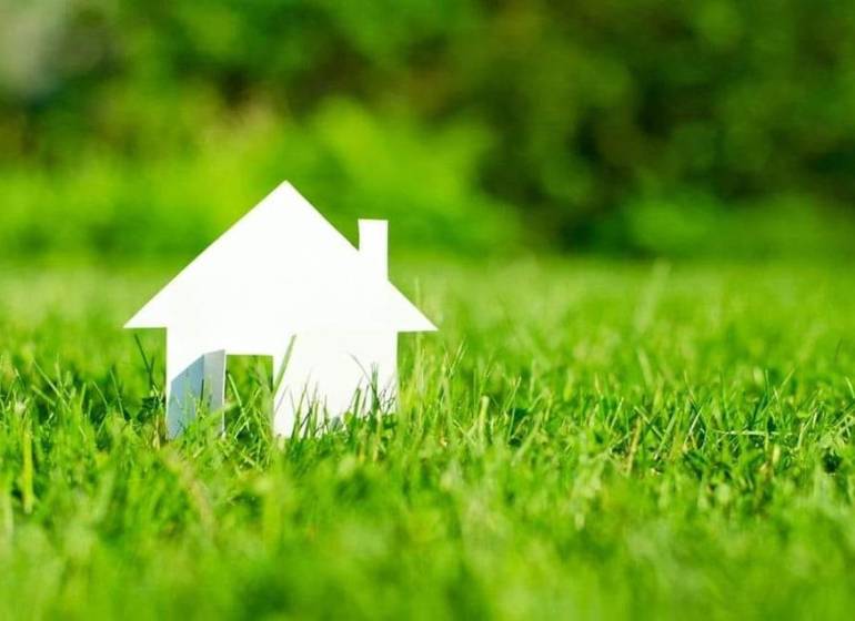 Weißes Modell eines Hauses auf grünem Gras in Tešedíkovo, Grundstücke - Wohnen.