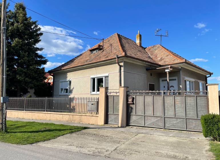 Rodinný dom v Čiernom Brode na ulici Heď s oplocenou záhradou a šikmou strechou.