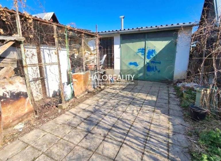 Außenbereich mit Schuppen bei der Hütte in Poltár auf einem sonnigen Hof.