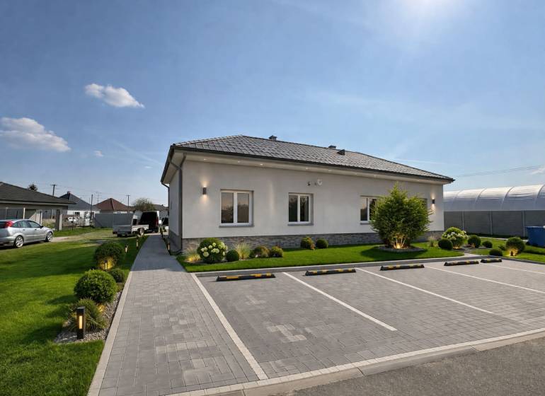 Ein Einfamilienhaus in Zemianska Olča mit Garten, Parkplatz und gepflastertem Gehweg.