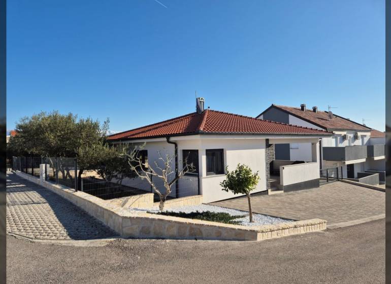 Das Einfamilienhaus in der Stadt Vrsi in der Straße Mulo hat ein rotes Dach und Steinmauern.