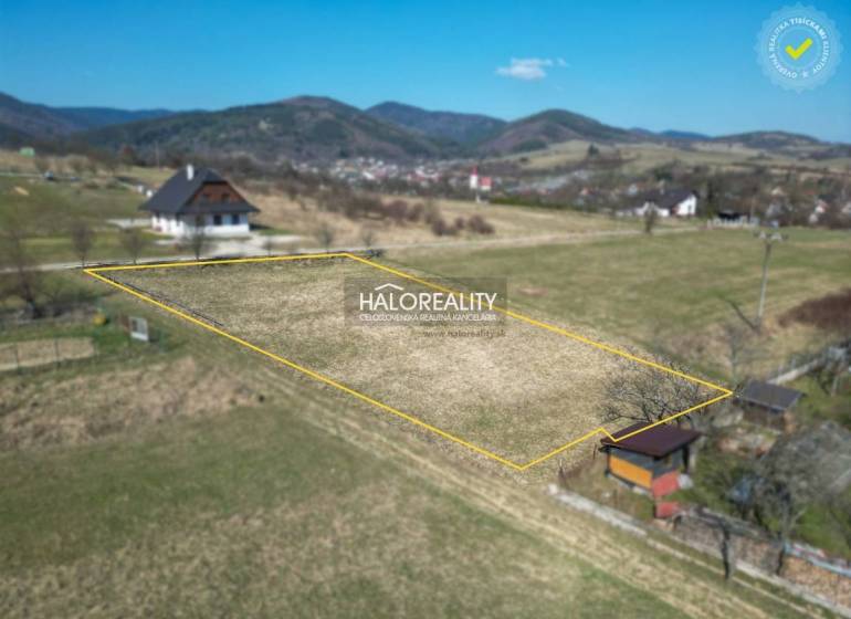 Grundstücke für Wohnzwecke in Papradno, umgeben von malerischer Landschaft und Hügeln.