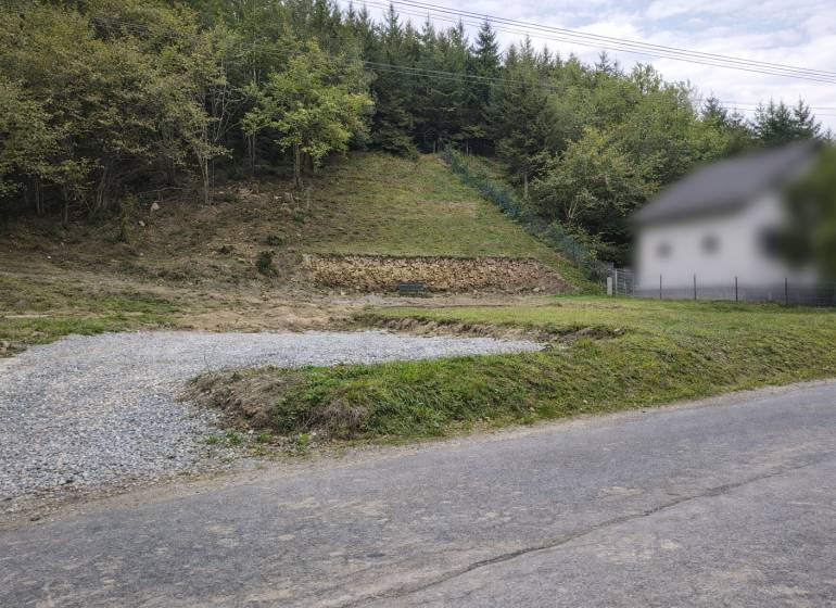 Hanggrundstück in der Gemeinde Makov mit Zufahrtsstraße und umliegendem Waldbestand. Grundstücke - Wohnen.