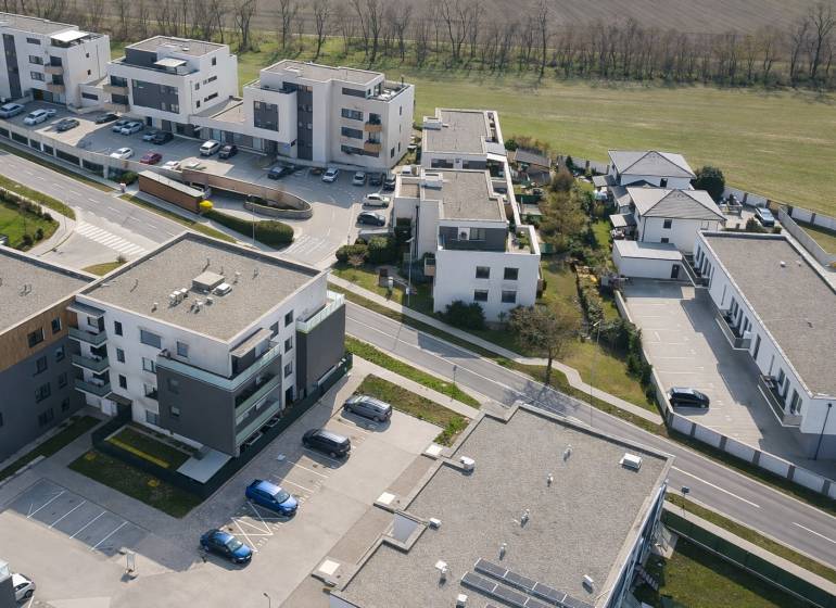 Luftaufnahme von Wohngebäuden in Dunajská Lužná in der Orechová-Straße.