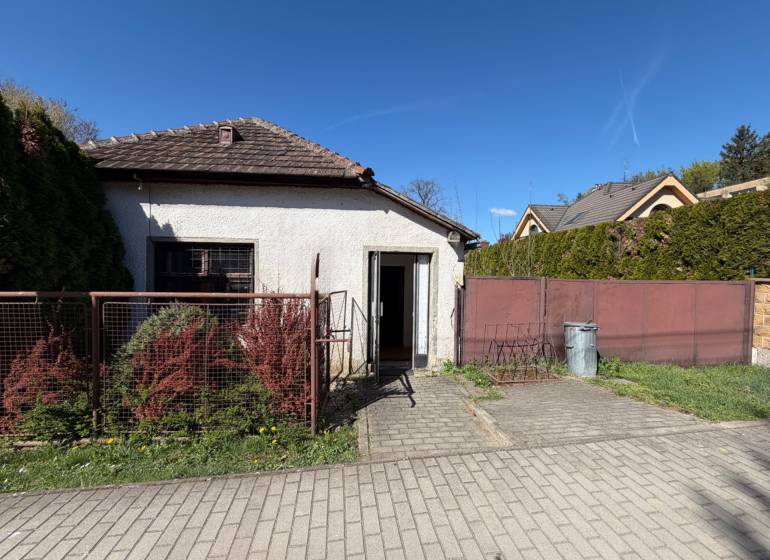 Ein Einfamilienhaus in der Farská-Straße in Horné Lefantovce, kleiner Hof, Vorgarten, Metallzaun.