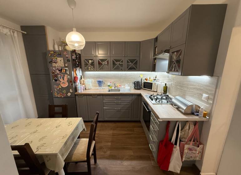 Küche in einer 4-Zimmer-Wohnung mit Holzboden und einer Eckküchenzeile.