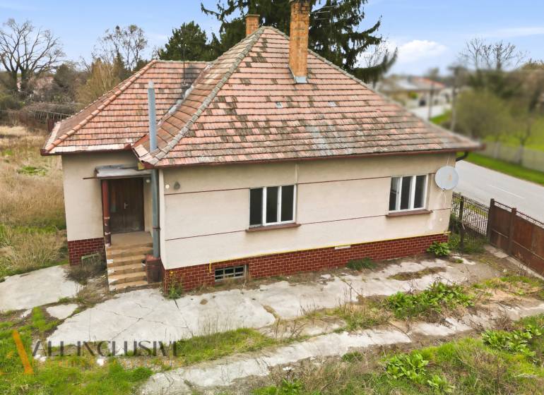 Ein Einfamilienhaus in Michal na Ostrove mit einem Schrägdach und einer Satellitenschüssel.