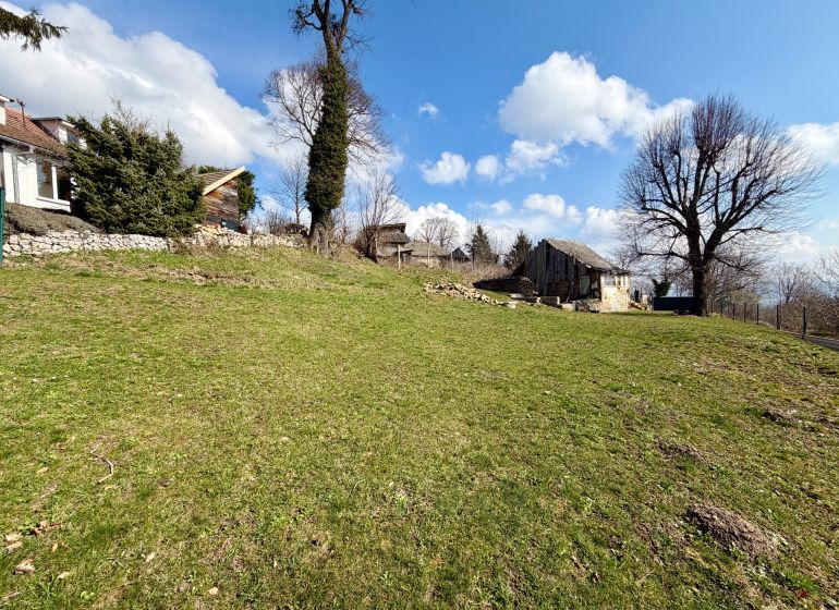 Grundstücke - Wohnen in der Gemeinde Lubina in der Straße Lubina, mit Bäumen und Grünfläche.