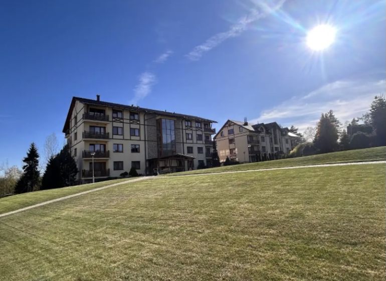 Gebäude und Rasenfläche in Stará Lesná, in der Straße Stará Lesná, bei einer 3-Zimmer-Wohnung.