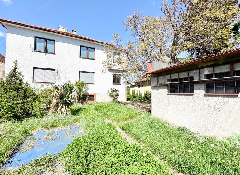 Einfamilienhaus in der Puškinova-Straße in Partizánske mit einem Rasen-Garten und Bäumen.