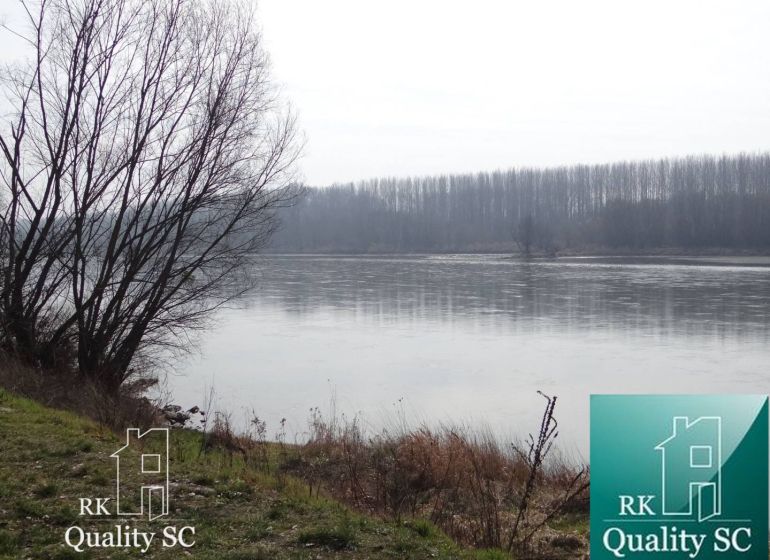 Fluss am Ufer des Alten Hafens Gabčíkovo, Grundstücke - Wohnen, umgeben von Bäumen.