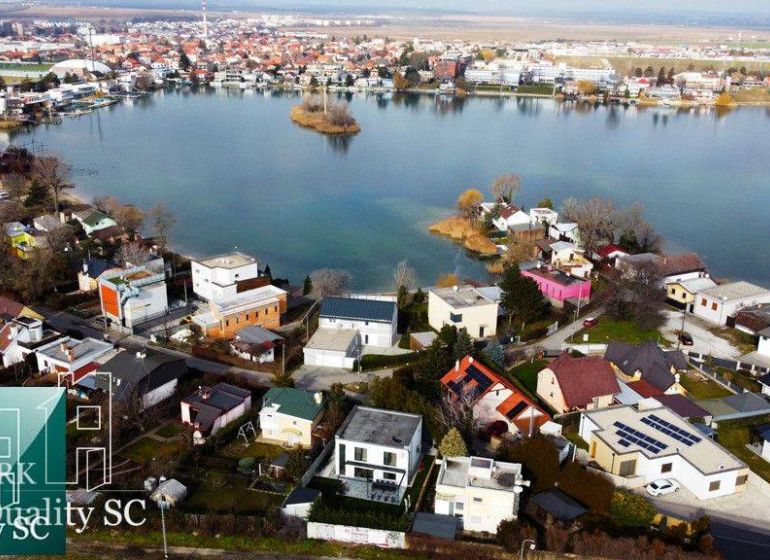 Luftaufnahme von Einfamilienhäusern bei den Sonnenseen Süd in Senec.