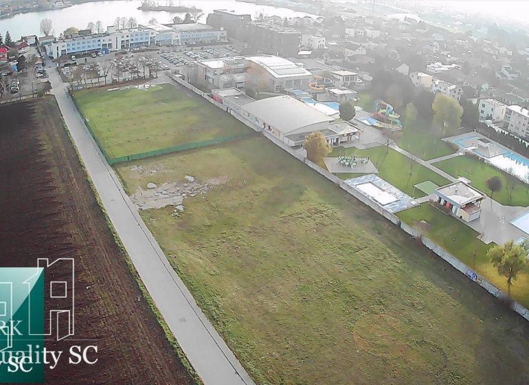 Luftaufnahme von Wohnbaugrundstücken in Senec, Sonnenseen Nord, in der Nähe des Gewässers.