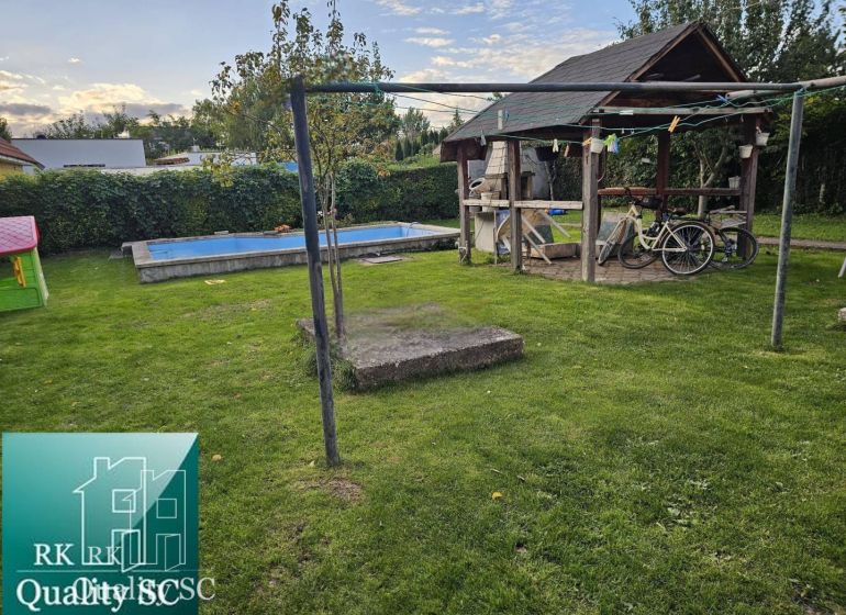 Garten eines Einfamilienhauses in Tureň, Tureň mit Pavillon, Pool und Rasen.