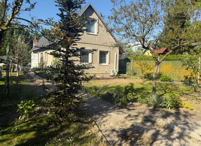 Ein Ferienhaus in Sekule mit Vorgarten, Bäumen und gepflegtem Rasen in der Straße Sekule.