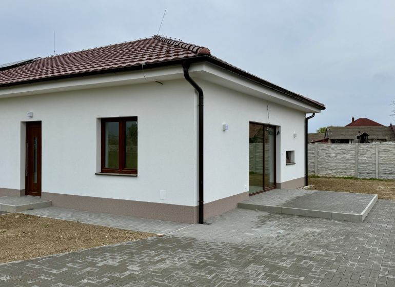 Ein Einfamilienhaus in der Hauptstraße in Vlčany mit Holzboden und Terrasse.