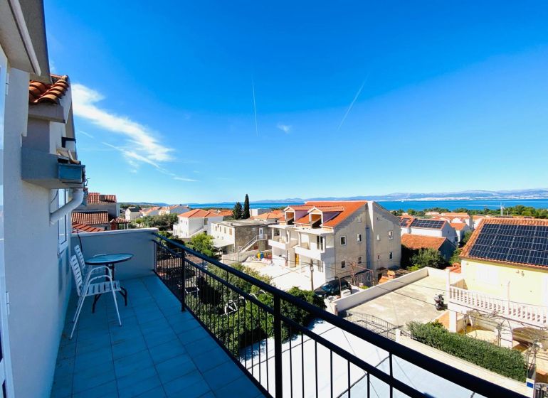Brač bietet aus der Ferienwohnung einen wunderschönen Blick auf das Meer und die Dächer der Häuser.