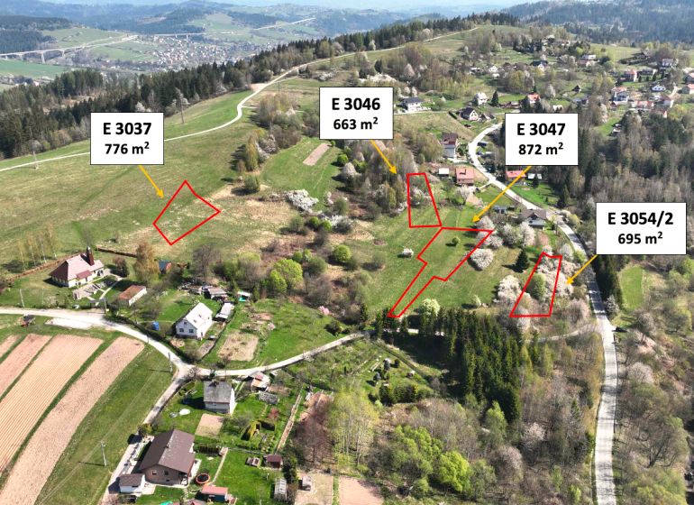 Luftaufnahme von landwirtschaftlichen und forstwirtschaftlichen Flächen in Svrčinovec mit markierten Parzellen.