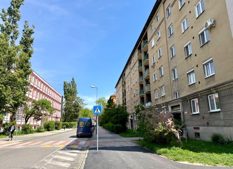 Jelačičova Straße in Bratislava - Ružinov mit Wohnhäusern und Grünflächen.
