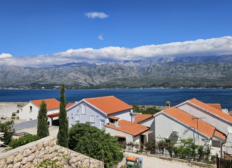 Einfamilienhäuser in Vinjerac mit Blick auf das Meer und die Bergpanoramen.
