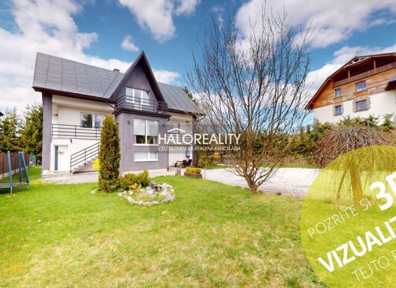 Ein Einfamilienhaus in Vitanová mit einem schön gepflegten Garten und Blick auf die umliegenden Häuser.