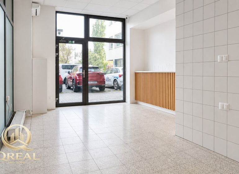 Heller Raum mit großen Fenstern und Fliesen, ideal für Geschäftsräume.