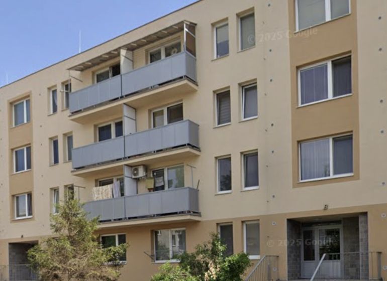 Wohnhaus in Hlohovec, mögliche 1-Zimmer-Wohnung mit Balkonen, Plattenbauweise.