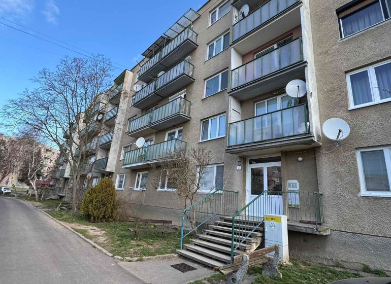 Blick auf das Wohnhaus in der J. Thuróczyho Straße in Šahy.