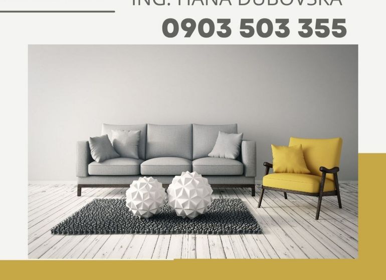 Wohnzimmer mit Sofa und Sessel, dekorative Elemente auf Holzboden.
