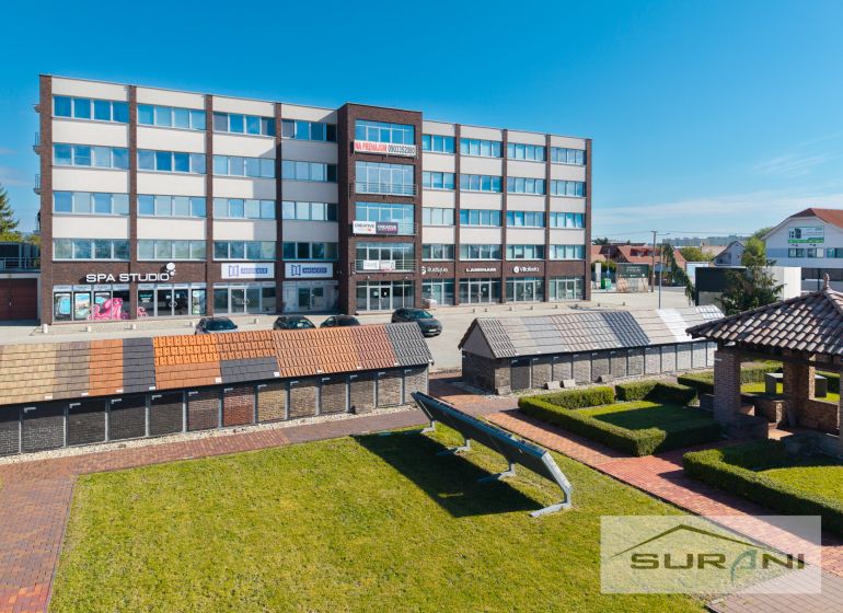 Büros in der Svornosti-Straße in Bratislava - Podunajské Biskupice mit einer Außen-Dachausstellung.