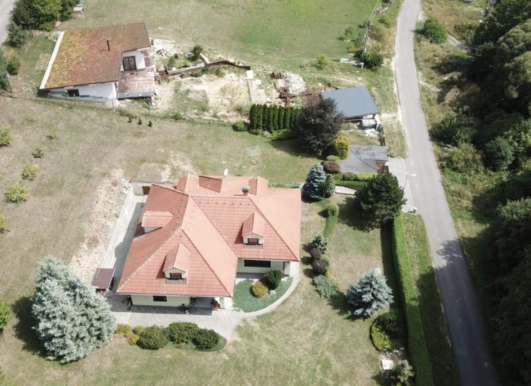 Einfamilienhaus in Trebostovo mit geräumigem Garten und Außenanlagen.