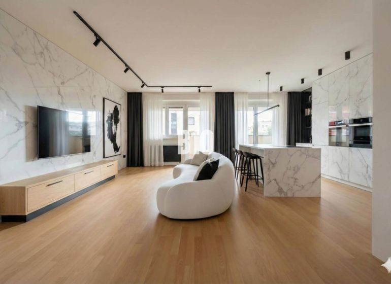 Wohnzimmer in einer 4-Zimmer-Wohnung mit Holzboden und Marmordekor an den Wänden.