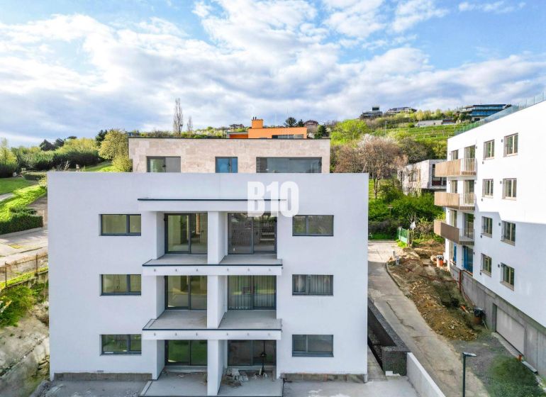 Neubau mit Balkonen, umgeben von Grünflächen in Bratislava-Nové Mesto, bietet 3-Zimmer-Wohnungen an.