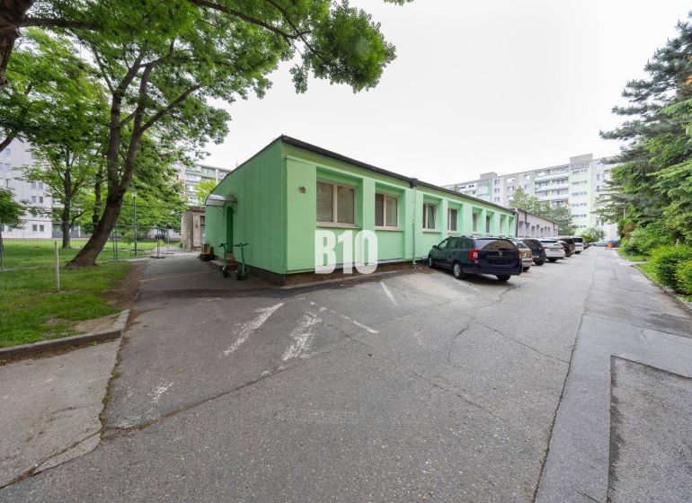 Grünes Gebäude und Parkplatz im Bürobereich in Bratislava-Ružinov, Ostredky.