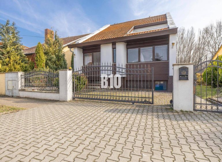 Einfamilienhaus in der Dunajská-Straße in Hamuliakovo mit einem Metalltor und Garten.