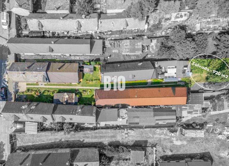 Luftaufnahme von Grundstücken - Wohnen mit Häusern und Garten in Bratislava IV in der Jadranská Straße.