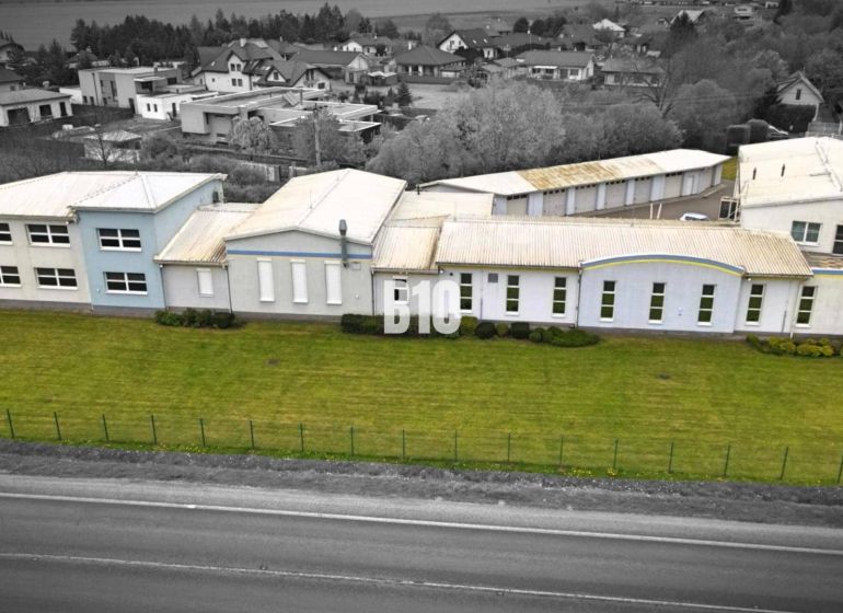 Produktionsräume in Košťany nad Turcom mit weitläufiger Grünfläche in der Industriezone.