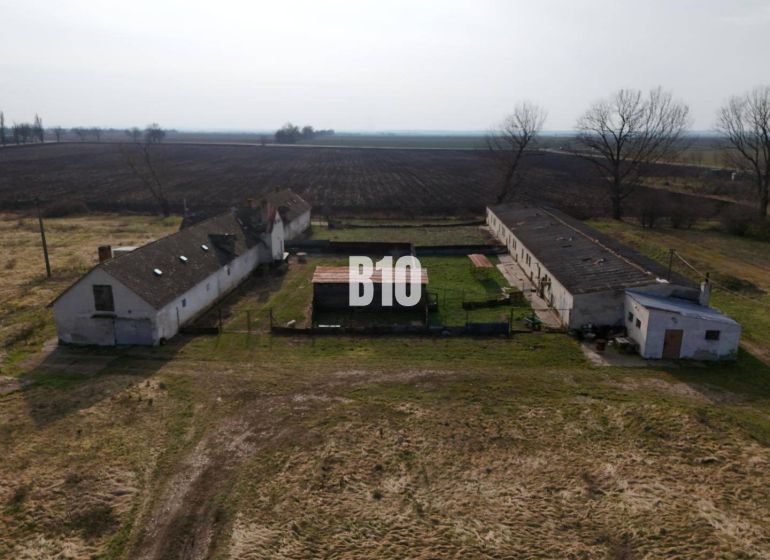 Produktionsstätten in Ture mit älteren Gebäuden, inmitten einer landwirtschaftlichen Landschaft.