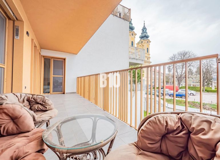 Der Balkon der 3-Zimmer-Wohnung in Nitra bietet einen Blick auf das Stadtzentrum.