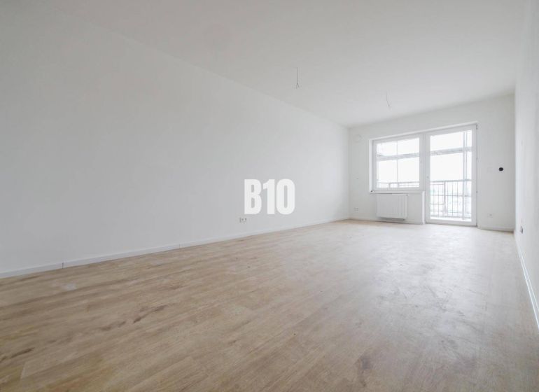 Geräumige und helle 2-Zimmer-Wohnung mit Parkettboden und Balkon.