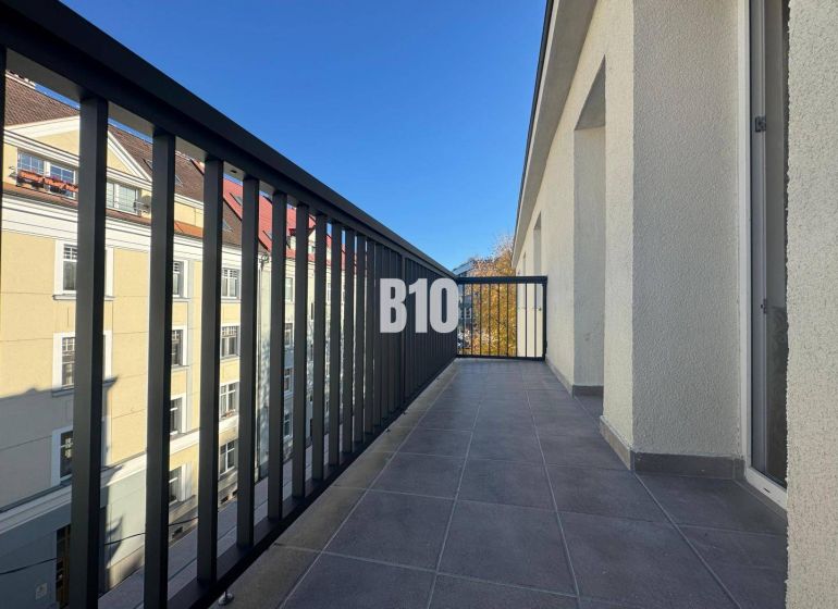 Balkon mit Blick auf die Gebäude in Žilina, geeignet für eine 2-Zimmer-Wohnung.
