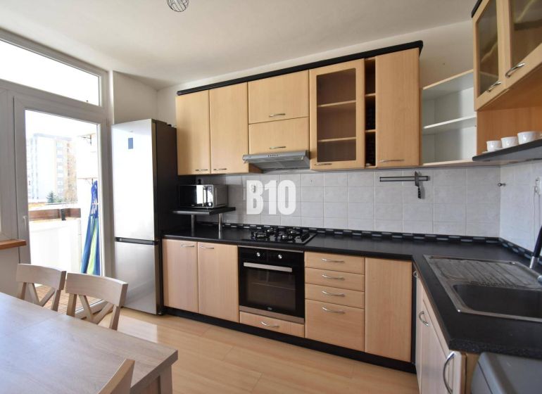 Küche in einer Wohnung mit 5 oder mehr Zimmern mit Holzboden und Geräten.