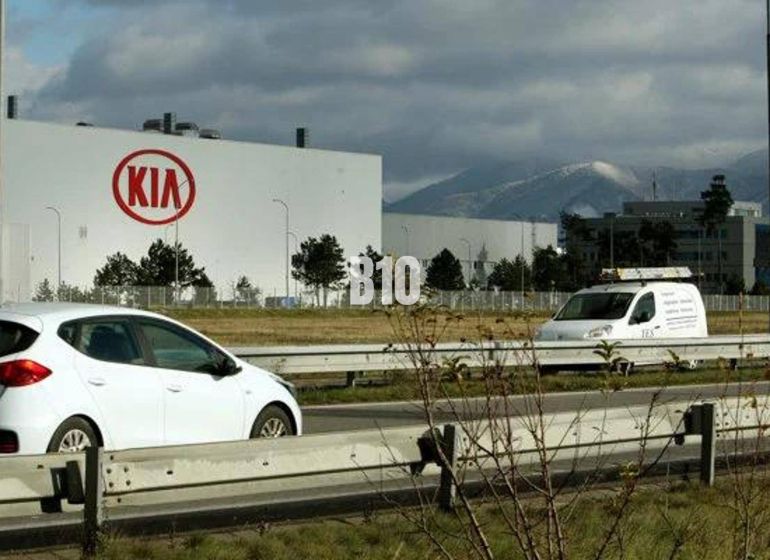 KIA Motors Werk in der Slowakei, Autos auf der Autobahn, Gewerbegrundstücke im Hintergrund.