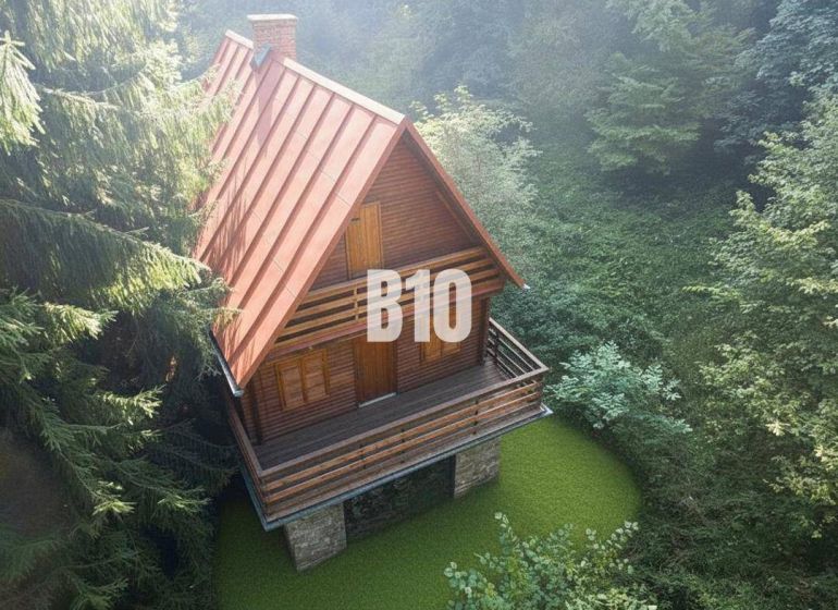 Ein Holzhaus in Kunerad mitten im Wald mit rotem Dach und Balkon.
