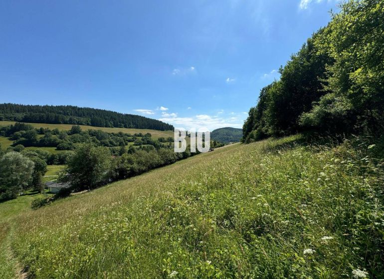 Hügelige Landschaft mit einer Wiese in Dolný Vadičov, ideal für Grundstücke - Wohnen.