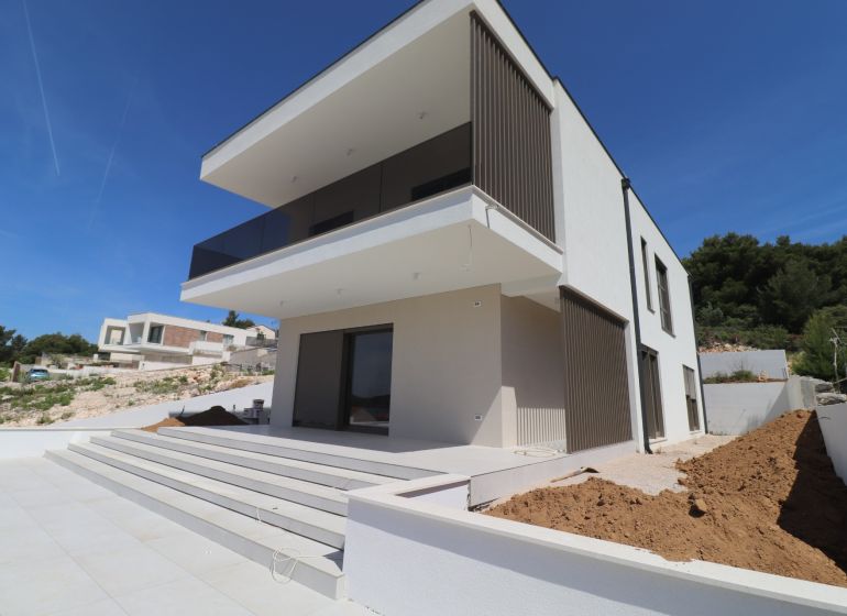 Villa in Žaborić mit geräumiger Terrasse und minimalistischem Design.
